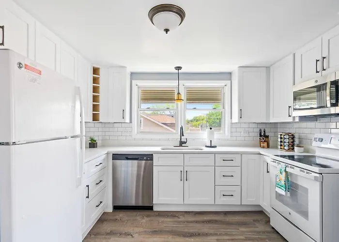 Norwood Park/edison Park! Workstation & In-unit Laundry! 2nd Floor Apartment Chicago