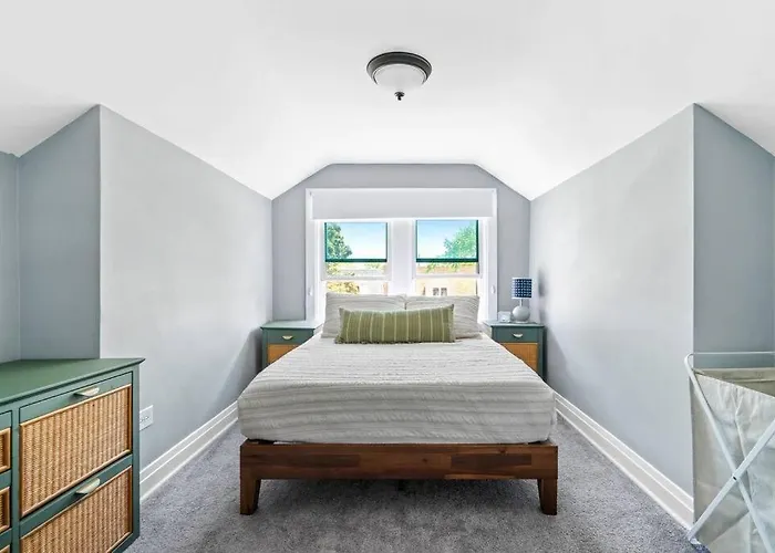 Norwood Park/edison Park! Workstation & In-unit Laundry! 2nd Floor *