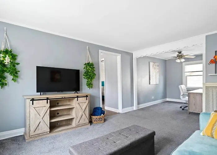 Norwood Park/edison Park! Workstation & In-unit Laundry! 2nd Floor Apartment Chicago