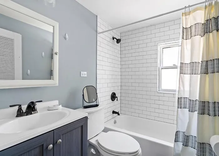 Norwood Park/edison Park! Workstation & In-unit Laundry! 2nd Floor