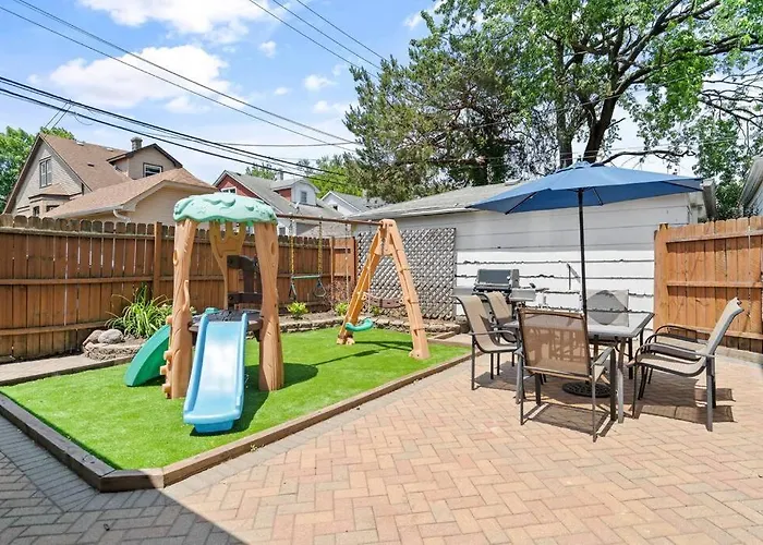 Apartment Norwood Park/edison Park! Workstation & In-unit Laundry! 2nd Floor *